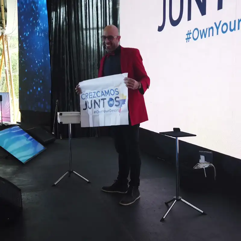 Show de mentalismo corporativo con pancarta para empresas en Bogotá